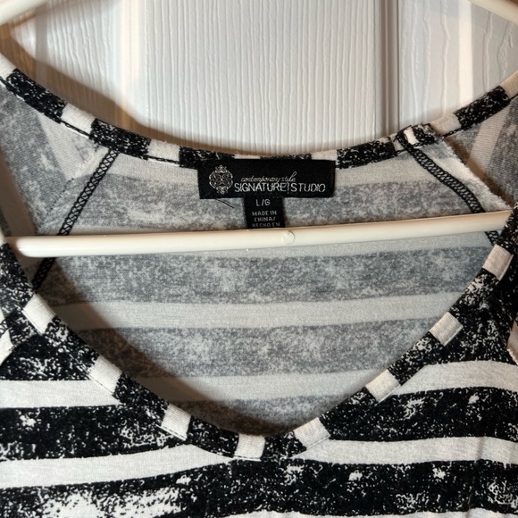 Signature Studio Women’s Large Black & White Striped Shirt - Picture 5 of 10